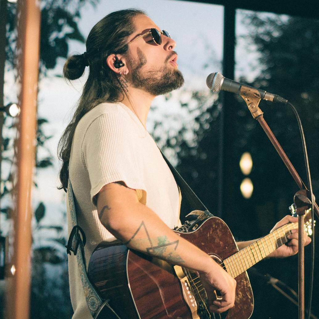 Radicado en Florida, este cantautor paisa ha construido una trayectoria constante entre el indie, el folk y el soft rock que hoy lo lleva a compartir escenario con una figura global. FOTO Cortesía