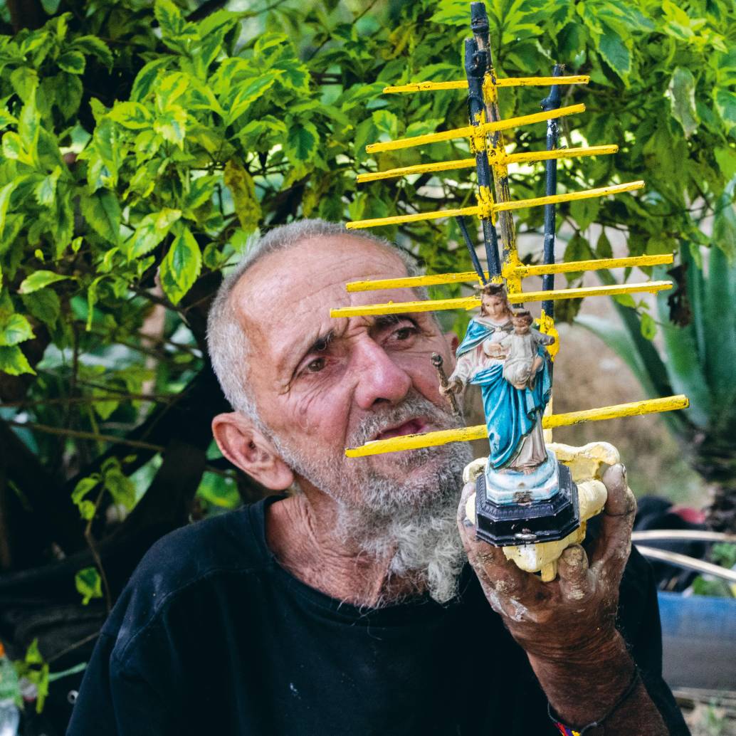 Luis Eduardo Sanín es artesano, vive en la calle con su perra Luciana. Hace barcos para no olvidar su arte. FOTO Julio herrera