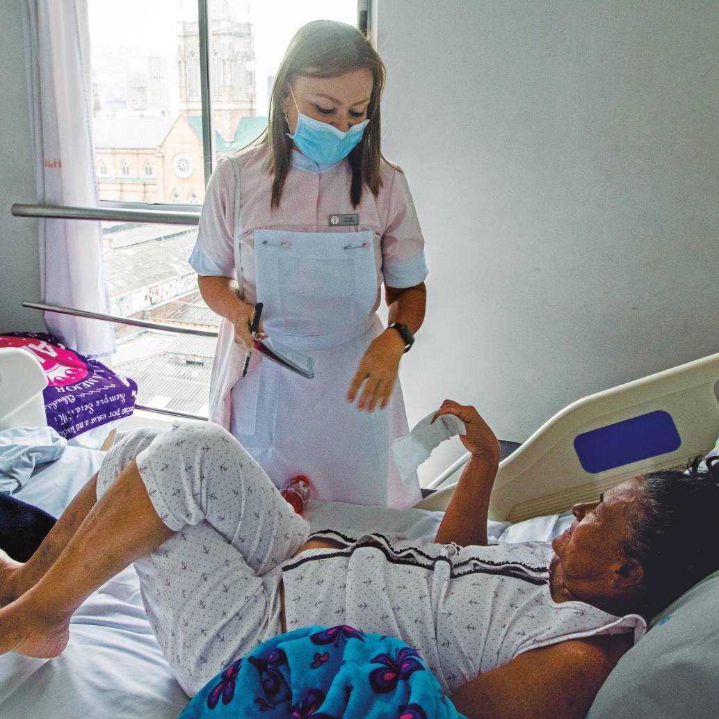 Las voluntarias se distribuyen en grupos que van un día a la semana para resolver necesidades de los pacientes o brindarles acompañamiento a los que no tienen acudiente. FOTO<b><span class="mln_uppercase_mln"> Julio César Herrera</span></b>