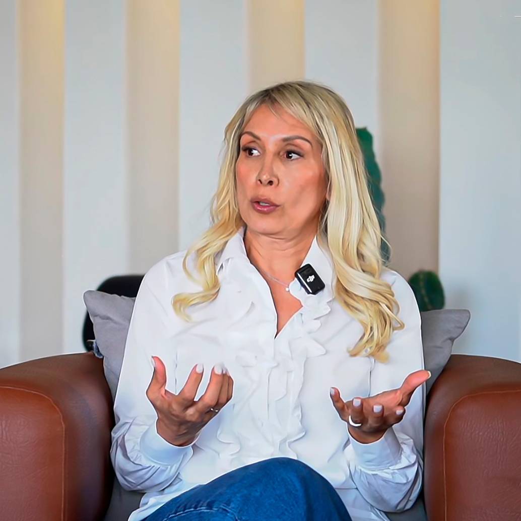 Karen Santos durante la entrevista en la que relató los episodios de violencia y las amenazas que, asegura, vivió durante su matrimonio con Ricardo Leyva. FOTO: Captura de video