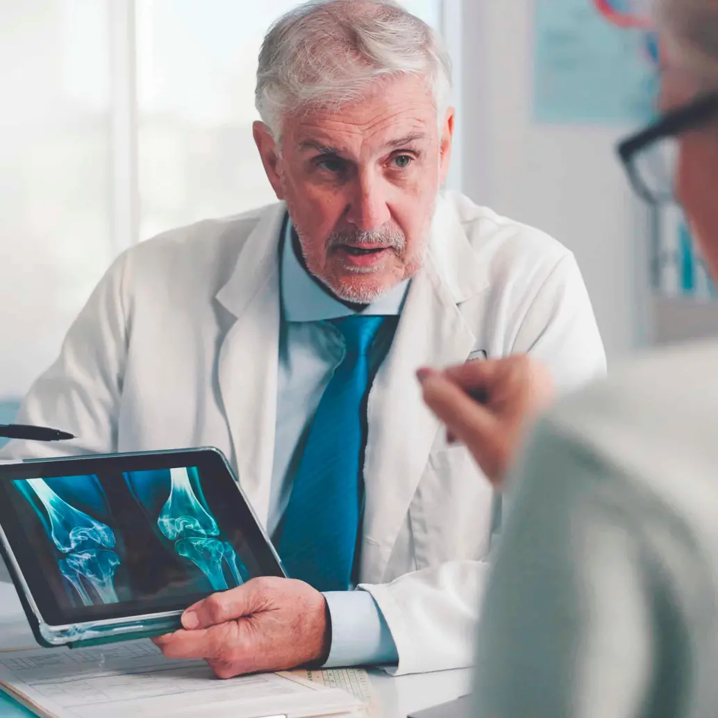 La osteoporosis se caracteriza por la pérdida de densidad ósea. FOTO Getty