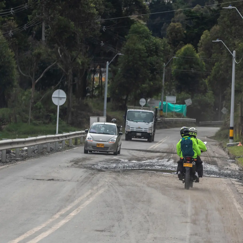 Conductores y residentes en la zona también pidieron que le metan mano a la vía. FOTO: CAMILO SUÁREZ