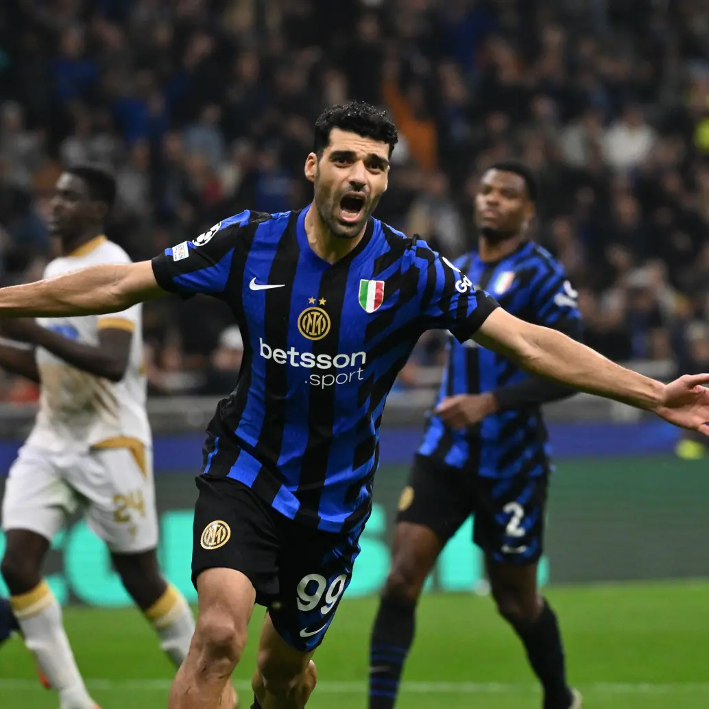 Mehdi Taremi, de Inter de Milán, festejando su gol durante el partido de segunda ronda de la Liga de Campeones de la UEFA entre Inter de Milán y FK Crvena Zvezda, en Milán, Italia. Foto de Xinhua/Alberto Lingria.