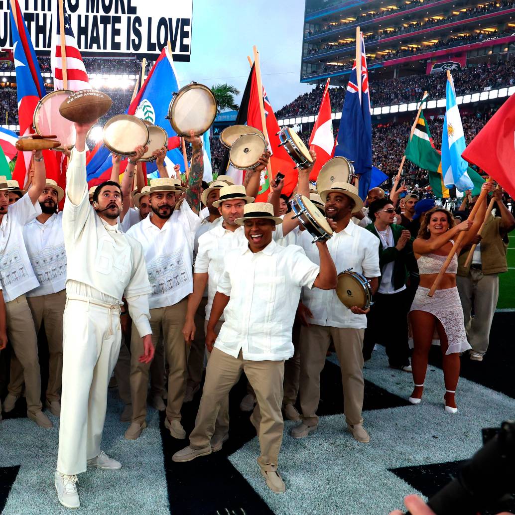 El poderoso mensaje final inscrito en el balón de fútbol americano <i>Toguether we are American</i>, Juntos somos América en español. FOTO Kevin Mazur Getty Images para Roc Nation 
