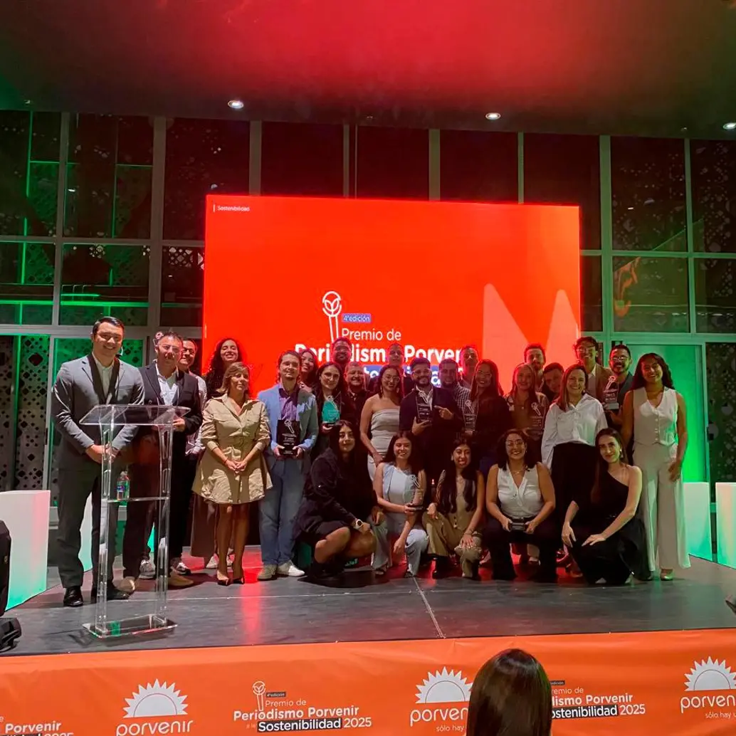 Los ganadores de la cuarta edición del Premio de Periodismo Porvenir a la Sostenibilidad con los jurados y directivos de Porvenir. Foto: Cortesía