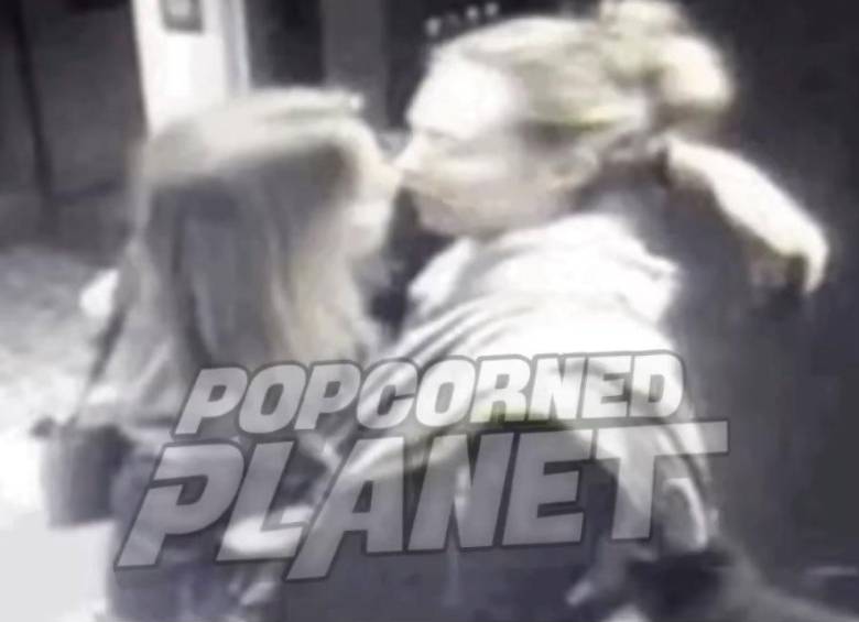 En el video se ve cómo las dos mujeres se besan. Se desconoce la fecha de la grabación. FOTO: CAPTURA DE VIDEO POPCORNED PLANET