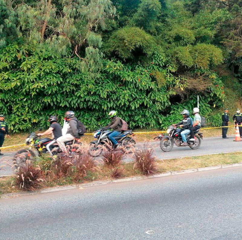 En este punto de la vía Las Palmas ocurrió el homicidio de un hombre, que sería menor de edad, de acuerdo con los primeros análisis. FOTO: CORTESÍA