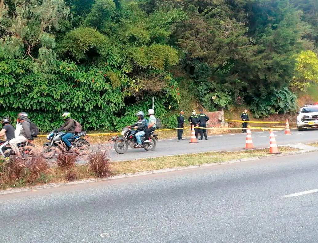 En este punto de la vía Las Palmas ocurrió el homicidio de un hombre, que sería menor de edad, de acuerdo con los primeros análisis. FOTO: CORTESÍA