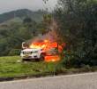 La camioneta fue localizada a un lado de la vía pavimentada y posteriormente le prendieron fuego. FOTO: TOMADA DE VIDEO
