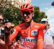 Tadej Pogacar se vio obligado a abandonar la Vuelta tras verse involucrado en una masiva caída. FOTO @VUELTAAESPAÑA