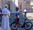Nairo Quintana saluda al papa León XIV en el Vaticano durante el inicio de la última etapa del Giro de Italia 2025. FOTO: CAPTURA DE PANTALLA