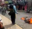 La conductora le prendió fuego a su moto en plena vía pública. FOTO TOMADA DE VIDEO