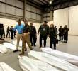 El presidente Abelardo De la Espriella camina entre bolsas con cadáveres tras una operación en Guaviare, el 2 de septiembre, donde fueron abatidos 23 supuestos integrantes de las disidencias. Foto: tomada de video