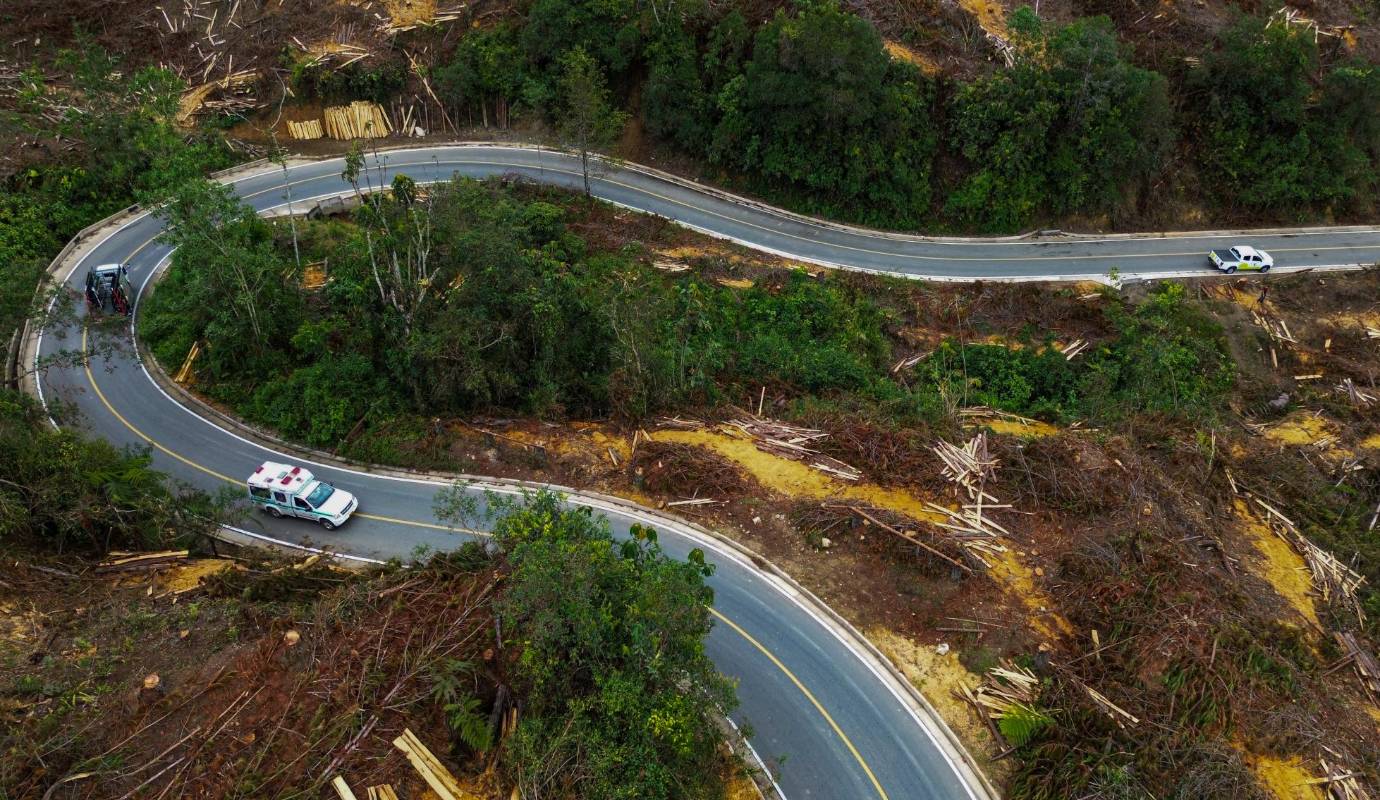 La vía siempre ha sido más que una simple ruta, es uno de los símbolos del espíritu rebelde y la valentía de granadinos y sancarlitanos para convertirse en el eje entre Medellín y el Magdalena Medio, pero también símbolo de la desidia y la negligencia de gobernantes. Foto: Manuel Saldarriaga Quintero.