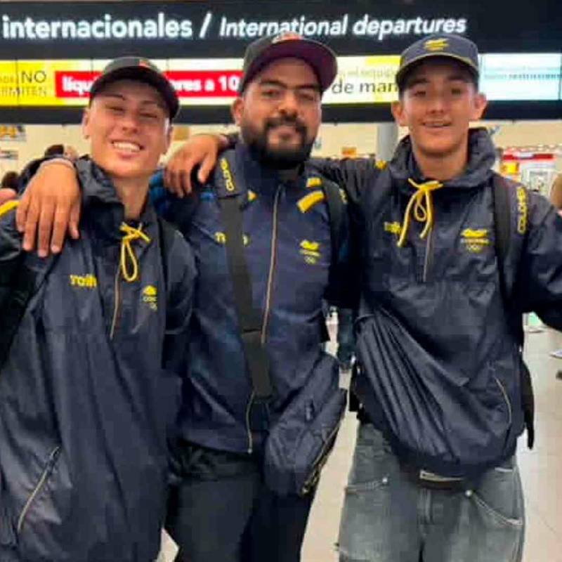 Los dos antioqueños Mateo Moreno y Juan Esteban Garcés junto al técnico nacional Carlos Mayorga. FOTO: Cortesía