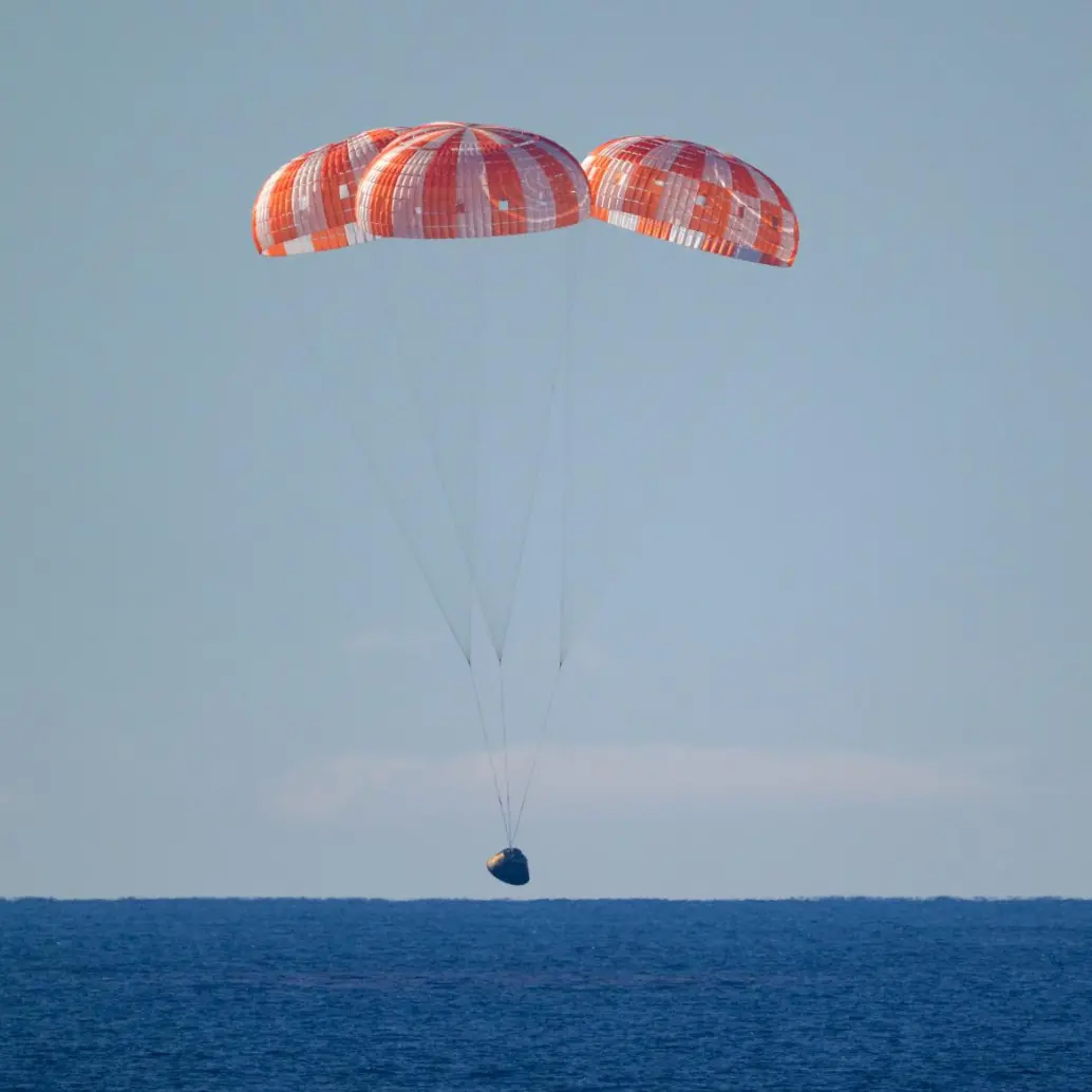 Así fue el momento del ‘splashdown’ de la nave Orión. FOTo: AFP