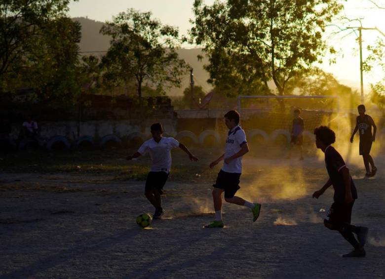 Esta es la cancha de Las Margaritas, donde cada tarde juegan un partido de fútbol en un escenario que era sede de confrontación entra pandillas. FOTO CORTESÍA VÍCTOR PEÑA, EL FARO