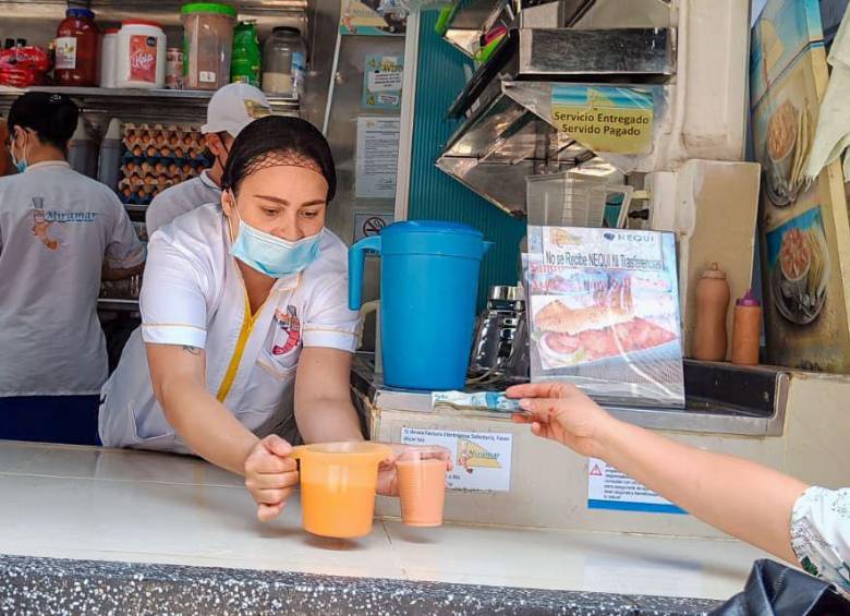 Un buena vianda incluye alguno de los ceviches con los jugos de frutas exóticas que allí se venden. FOTO: Cristian Álvarez