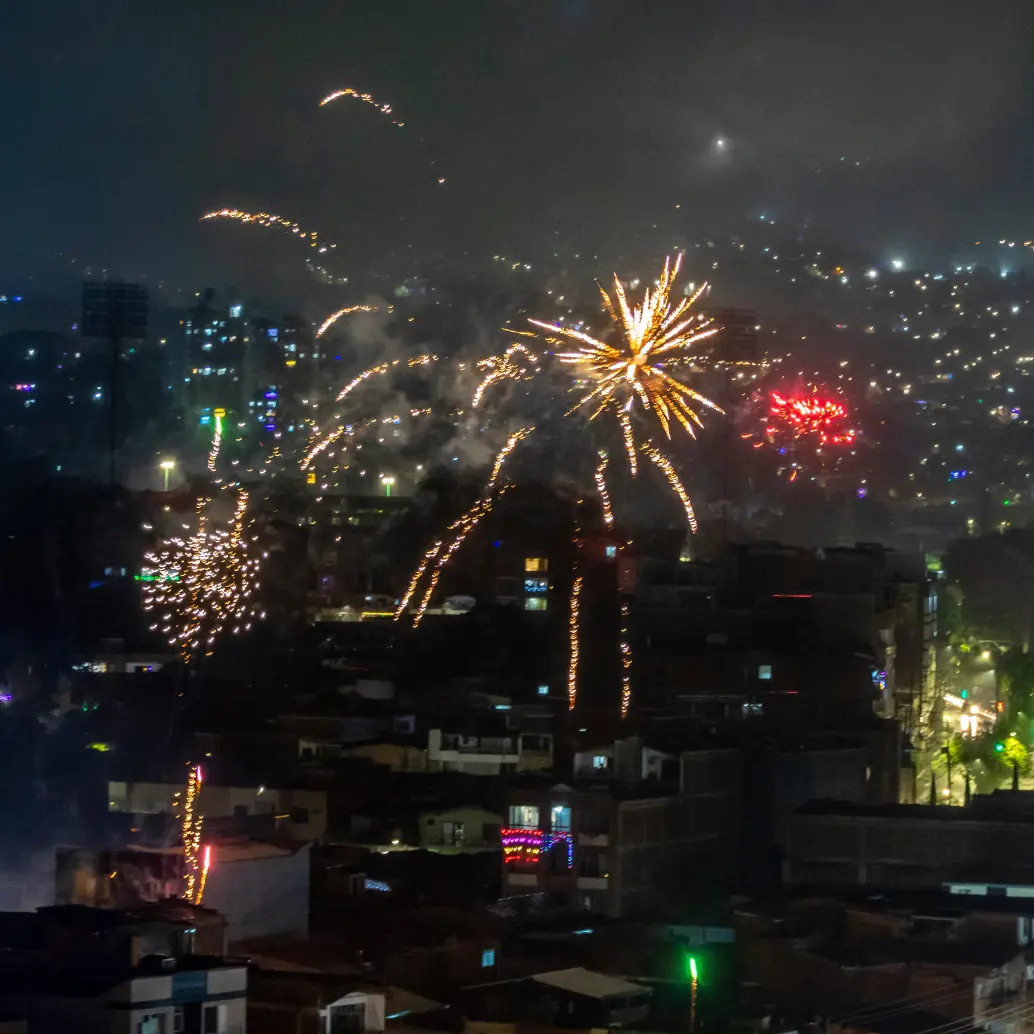 La alborada se impuso una vez más como un fenómeno social complejo, difícil de controlar y que refleja la persistencia de prácticas culturales que ponen en riesgo el bienestar de la comunidad. Foto: Juan Antonio Sánchez