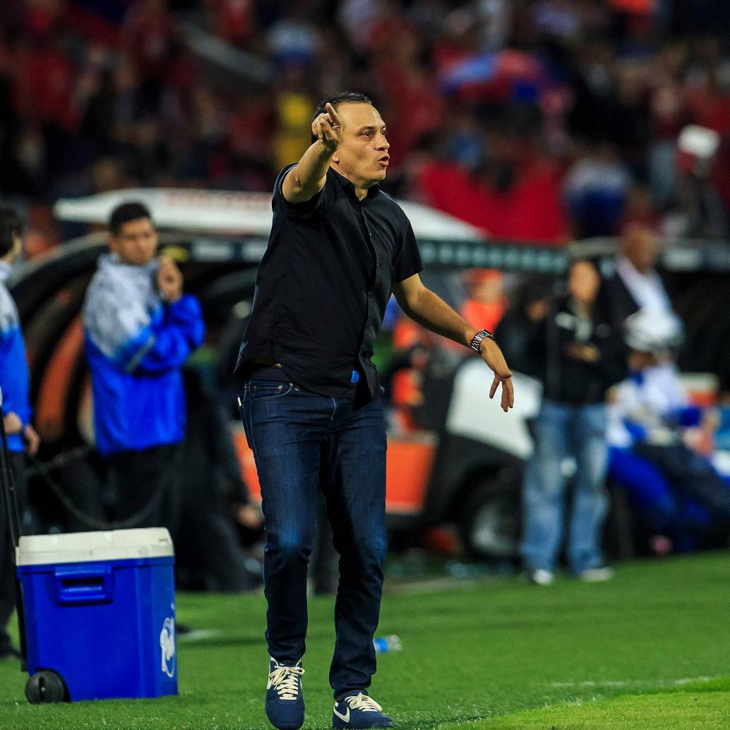 El entrenador del DIM, Alejandro Restrepo, aún puede orientar al equipo rojo a meterse en los play-off de la Liga. Foto: Camilo Suárez
