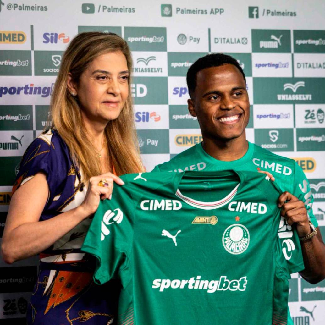La presidenta de Palmeiras, Leila Pereira, con Jhon Arias en la presentación del colombiano con su nuevo club. FOTO TOMADA @Palmeiras