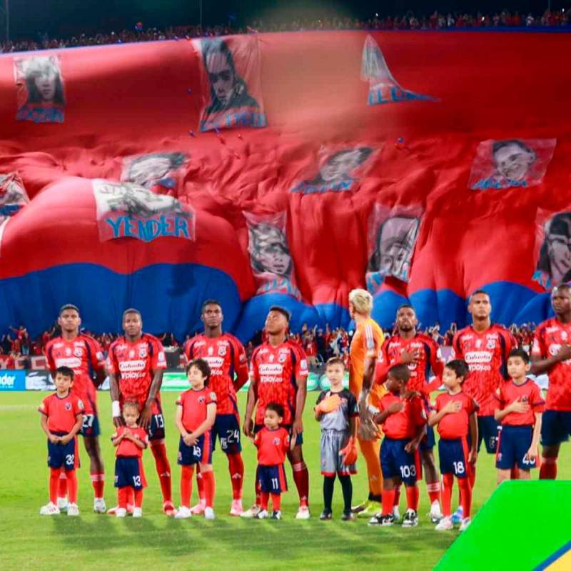 Esta es la bandera gigante que exhibieron los hinchas del Medellín antes del arranque del duelo en el Atanasio Girardot frente al América. FOTOS MANUEL SALDARRIAGA 