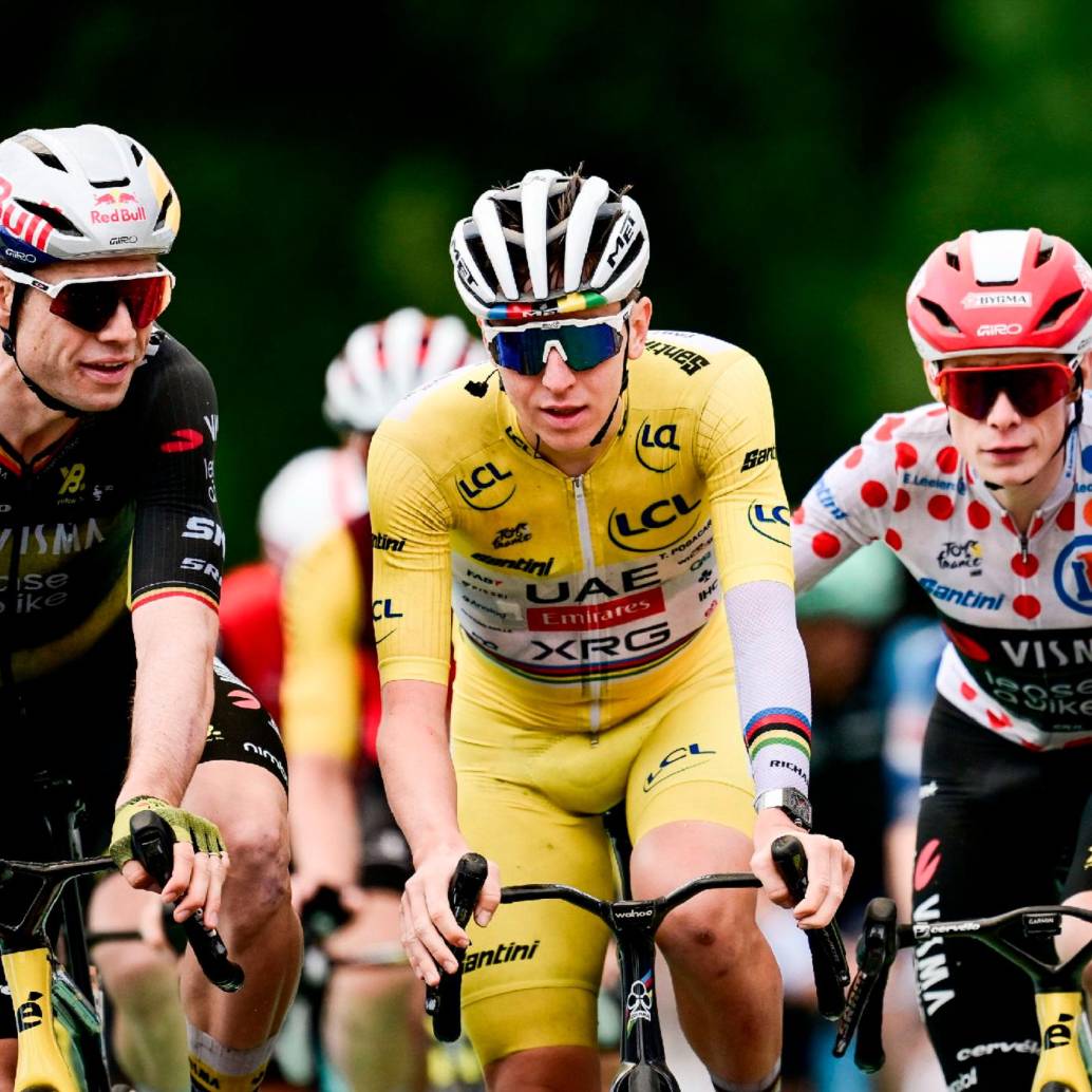 Tadej Pogacar es el virtual campeón del Tour de Francia 2025. Wout van Aert, izquierda, y Jonas Vingegaard, derecha, y ambos del Team Visma, reconocen su triunfo. FOTO X-TOUR DE FRANCIA