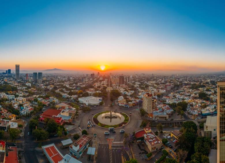 El atardecer transforma a Guadalajara en un lienzo de tonos cálidos. Foto: Oficina de Visitantes y Convenciones de Guadalajara