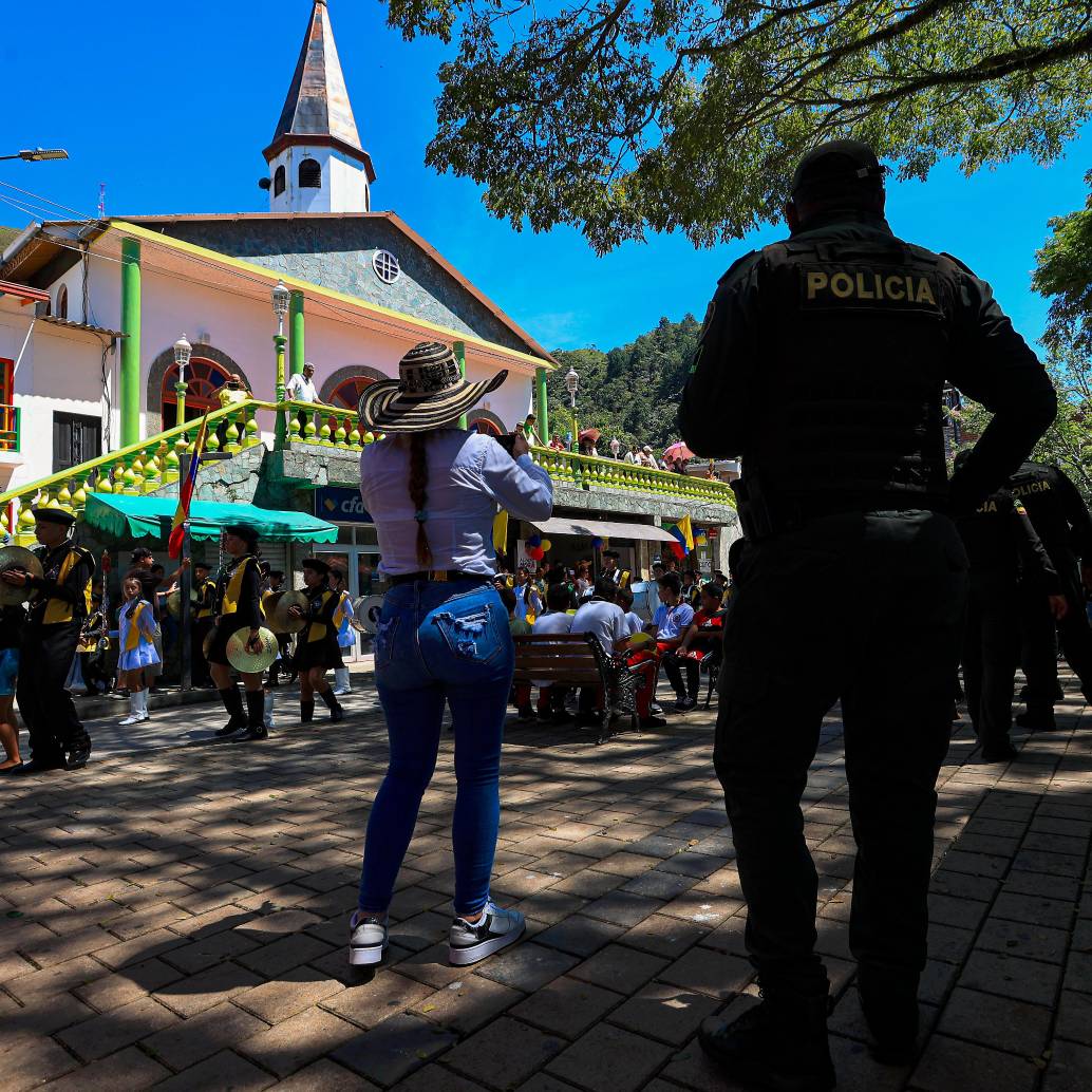 El enfrentamiento entre integrantes de dos frentes de las disidencias de las Farc ocurrió en pleno parque principal del municipio. Hubo dos insurgentes fallecidos y uno más lesionado. FOTO: MANUEL SALDARRIAGA