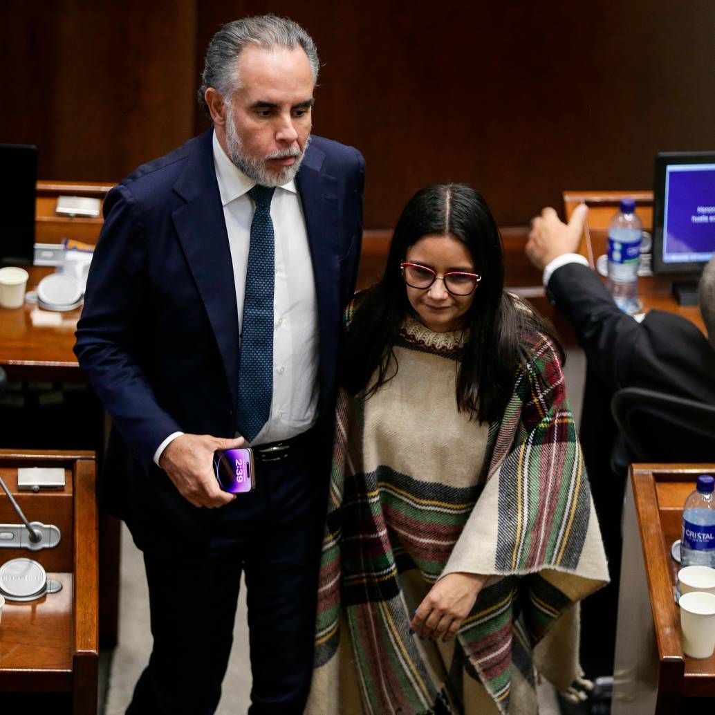 El ministro del Interior, Armando Benedetti; y la saliente directora del Departamento Administrativo de la Presidencia (Dapre), Angie Rodríguez. FOTO: Colprensa