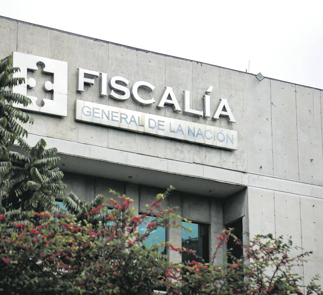 La Fiscalía presentó ante las autoridades competentes a los patrulleros capturados en el centro de Bogotá. Foto: Colprensa.