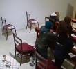 Momento en el que el hombre robó la cartera de una mujer mientras estaba arrodillado ante el altar. FOTO CAPTURA DE VIDEO