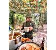 Jhan Carlos Mosquera prepara los alimentos para cerca de 40 compañeros del Ejército en medio del campo, donde improvisa su cocina con los elementos que tiene a mano. FOTO<b><span class=mln_uppercase_mln> Cortesía archivo personal</span></b>