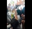 Momento en el que los asistentes al velorio auxiliaban al hombre que velaban cuando empezó a golpear el ataúd. FOTO: Captura de video