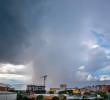 Fuertes lluvias en Medellín y el Valle de Aburrá: hay tormenta eléctrica con granizo y alertas en quebradas