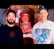 El comediante Matt Rife junto a un socio posando en una foto con la muñeca Annabelle. FOTO REDES SOCIALES