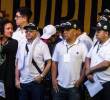 La senadora Isabel Zuleta junto a algunos de los miembros de la Mesa de Paz Urbana que dialogan con el gobierno Petro en la cárcel de Itagüí. FOTO: Julio César Herrera