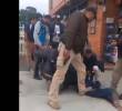 Este fue el momento de la aprehensión del menor de edad sospechoso, cuando dijo que entregaría los números de teléfono de sus cómplices. IMAGEN TOMADA DE VIDEO.