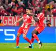 Luis Díaz celebra junto a Dayot Upamecano el gol que le dio la tranquilidad al Bayern Múnich ante el Real Madrid en los cuartos de final de la Champions League, en el Allianz Arena. FOTO<b> GETTY</b>