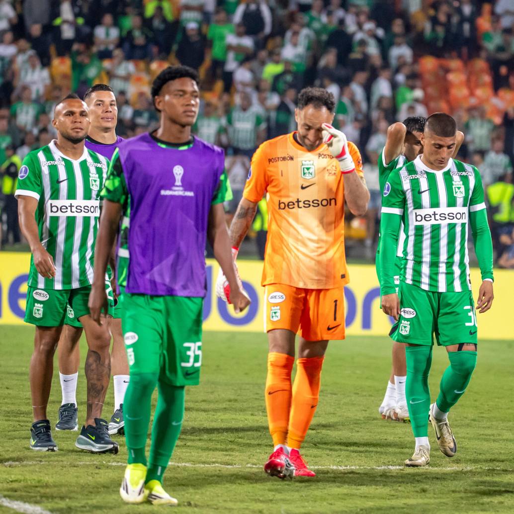 La caras largas de los jugadores de Nacional tras la eliminación de la Sudamericana. FOTO JUAN ANTONIO SÁNCHEZ