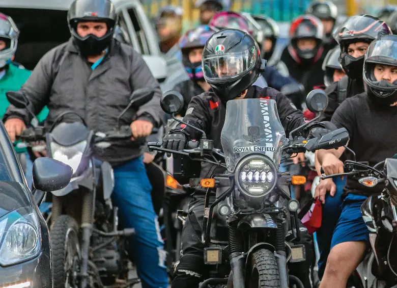 Entre 2023 y 2024, los viajes en rutas de buses urbanos cayeron en 19.000 pasajeros, mientras el crecimiento de las motos y carros se mantiene. FOTO: Julio César Herrera 