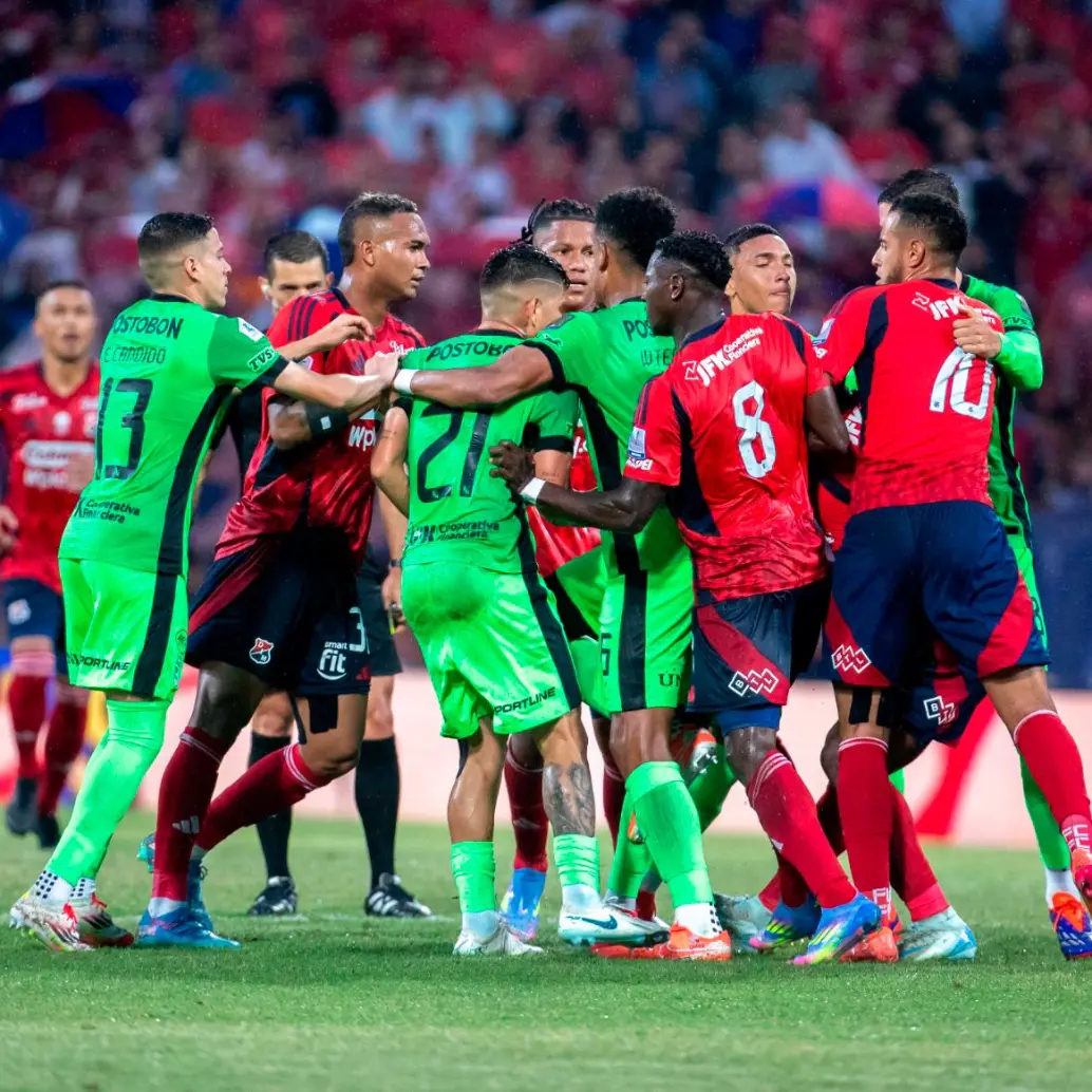 Una de las jugadas más calientes del partido fue el encontrón entre Jorman Campuzano y Brayan León que terminó con ambos expulsados. FOTO: JUAN ANTONIO SÁNCHEZ