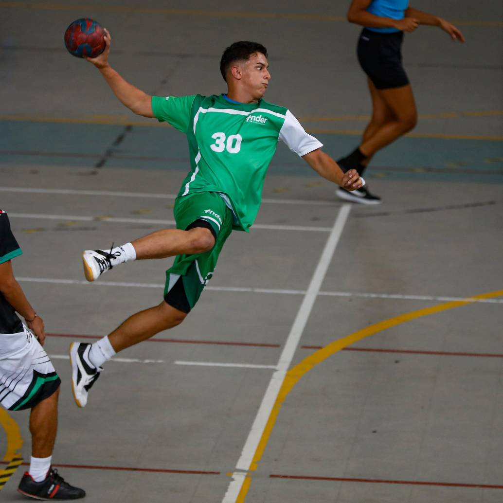 En Girardota y Copacabana se contará con lo más selecto del deporte departamental. Hoy comienzan las competencias en 18 deportes. Balonmano tendrá como sede Copacabana. FOTO Jaime Pérez