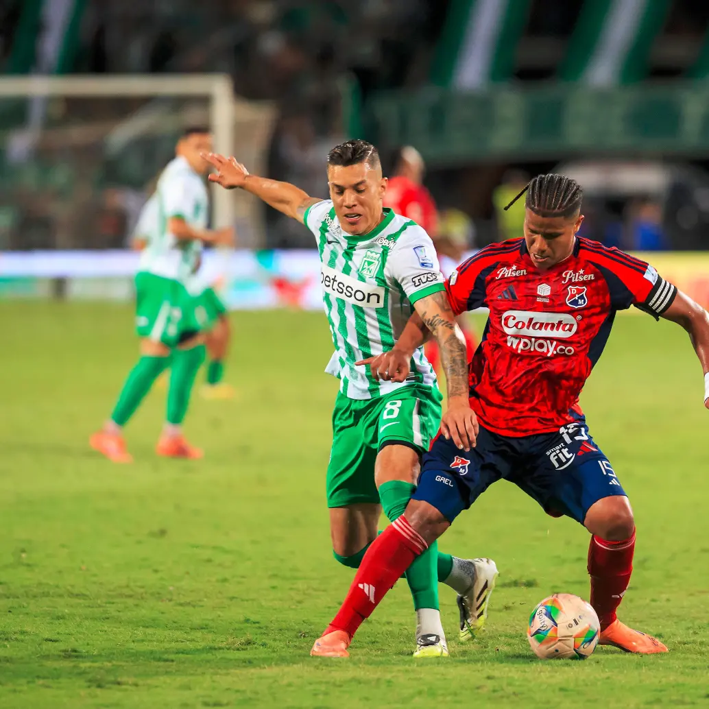 A Nacional y al DIM les restan 3 jornadas para saber si pueden llegar o no a la final, pero en la fecha 4 deben ganar. En la imagen aparecen Matheus Uribe y Jaime Alvarado. FOTO CAMILO SUÁREZ
