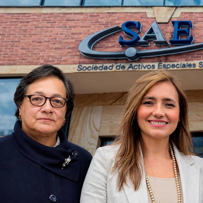 El presidente Gustavo Petro, la expresidenta de la SAE Amelia Pérez Parra y la abogada Mery Janneth Gutiérrez. Según documentos obtenidos por este diario, el exdirector de la UNP, Augusto Rodríguez (pareja de Gutiérrez), recomendó a Petro el nombramiento de Pérez al frente de la SAE. FOTO PRESIDENCIA Y CORTESÍA