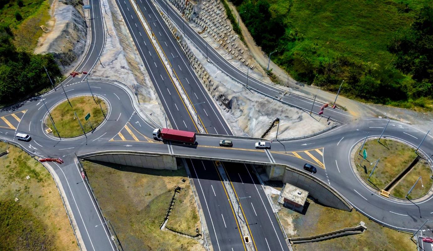 La finalización de la Unidad Funcional 2 de la vía Pacífico 1 es una noticia muy positiva para Antioquia y para Colombia en general. Esta obra representa un hito en el desarrollo de la infraestructura vial del país y traerá consigo múltiples beneficios para la región. Foto: Camilo Suárez Echeverry