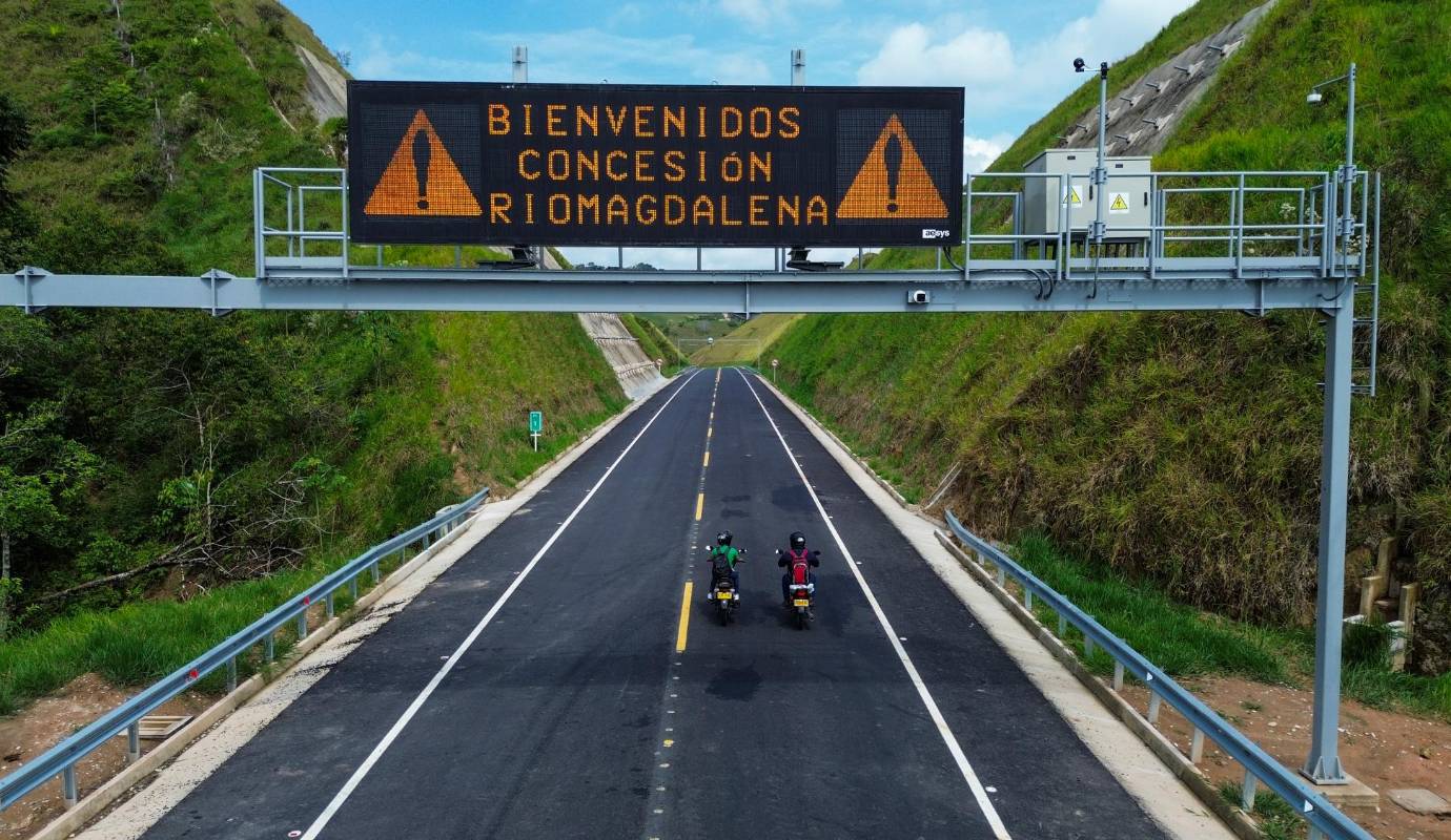 La inauguración de este tramo, incluye nueve puentes vehiculares, tres pasos inferiores, tres pasos superiores y un puente peatonal. Foto: Manuel Saldarriaga Quintero.