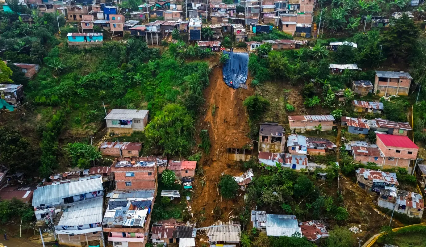 La tragedia se desencadenó en el sector María Cano Carambolas, ubicado en la parte alta de esta zona de la ciudad, donde el alud causó el colapso de dos viviendas. Foto: Camilo Suárez Echeverry