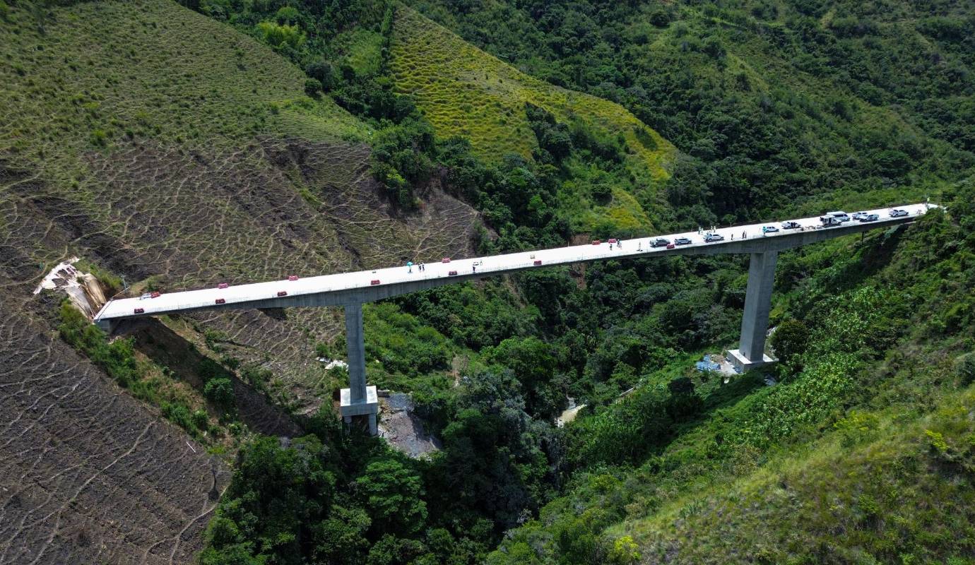 Las obras recientemente asumidas por la Gobernación de Antioquia corresponden al pedazo de un tramo que estaba a cargo del Invías crucial para que el Túnel del Toyo pueda ser funcional. Foto: Manuel Saldarriaga Quintero.