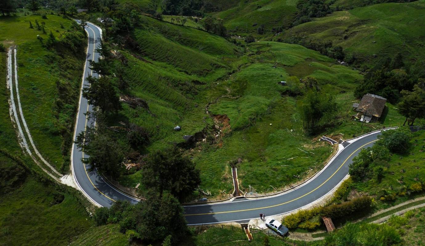 Desde 2007, cuando la gobernación de Aníbal Gaviria pavimentó los primeros cinco kilómetros, la carretera se ha ido armando a pedacitos. Algunos mandatarios hicieron algo y otros no movieron ni un dedo; varios contratistas dejaron la obra tirada como San Vicente Hidor, pero también hubo otros como Explanan S.A. que asumieron la intervención con seriedad. Así, a trompicones, finalmente este sábado 16 de diciembre la vía se entregó oficialmente a la comunidad. Foto: Manuel Saldarriaga Quintero.